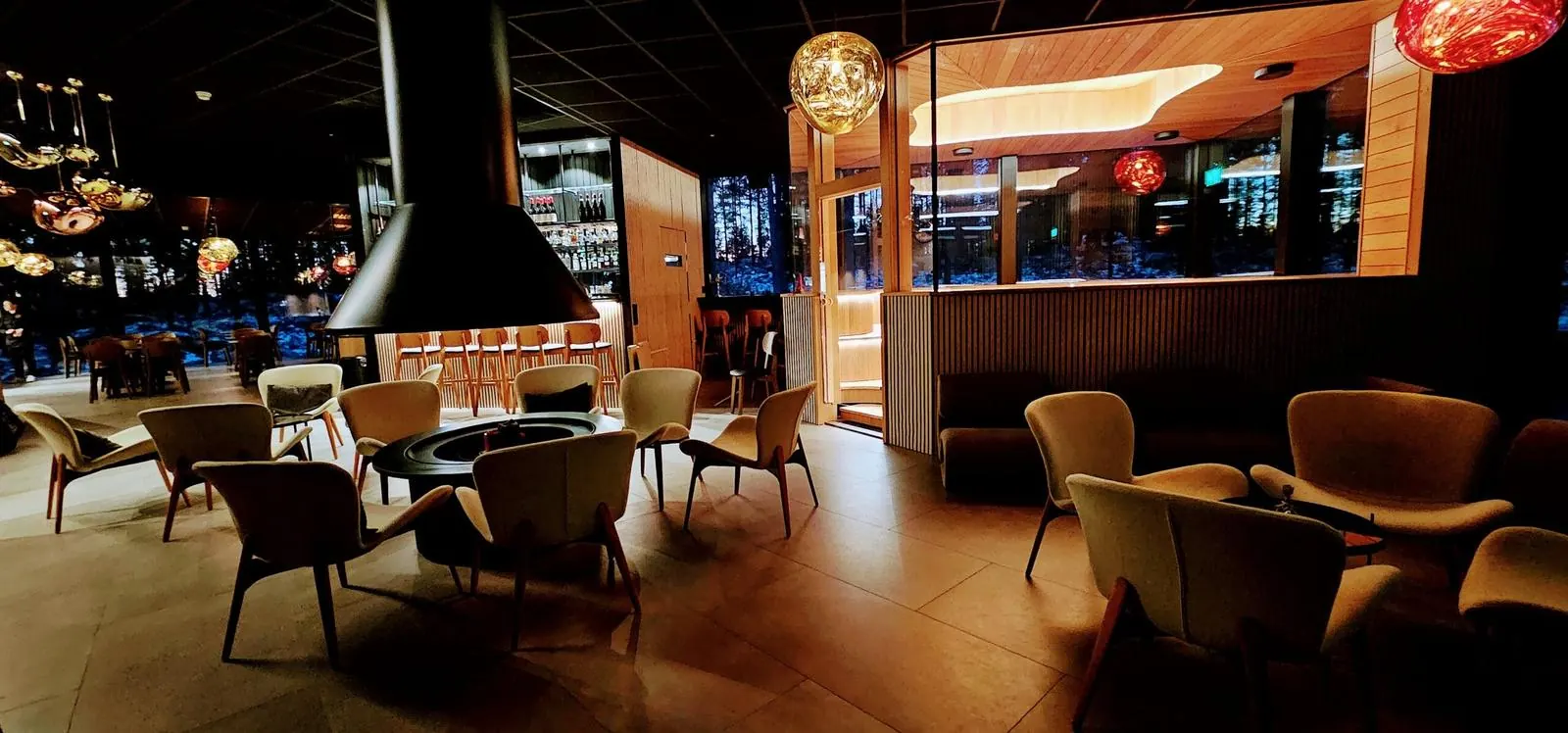 Kaminlounge und Bar im Arctic Forest Spa