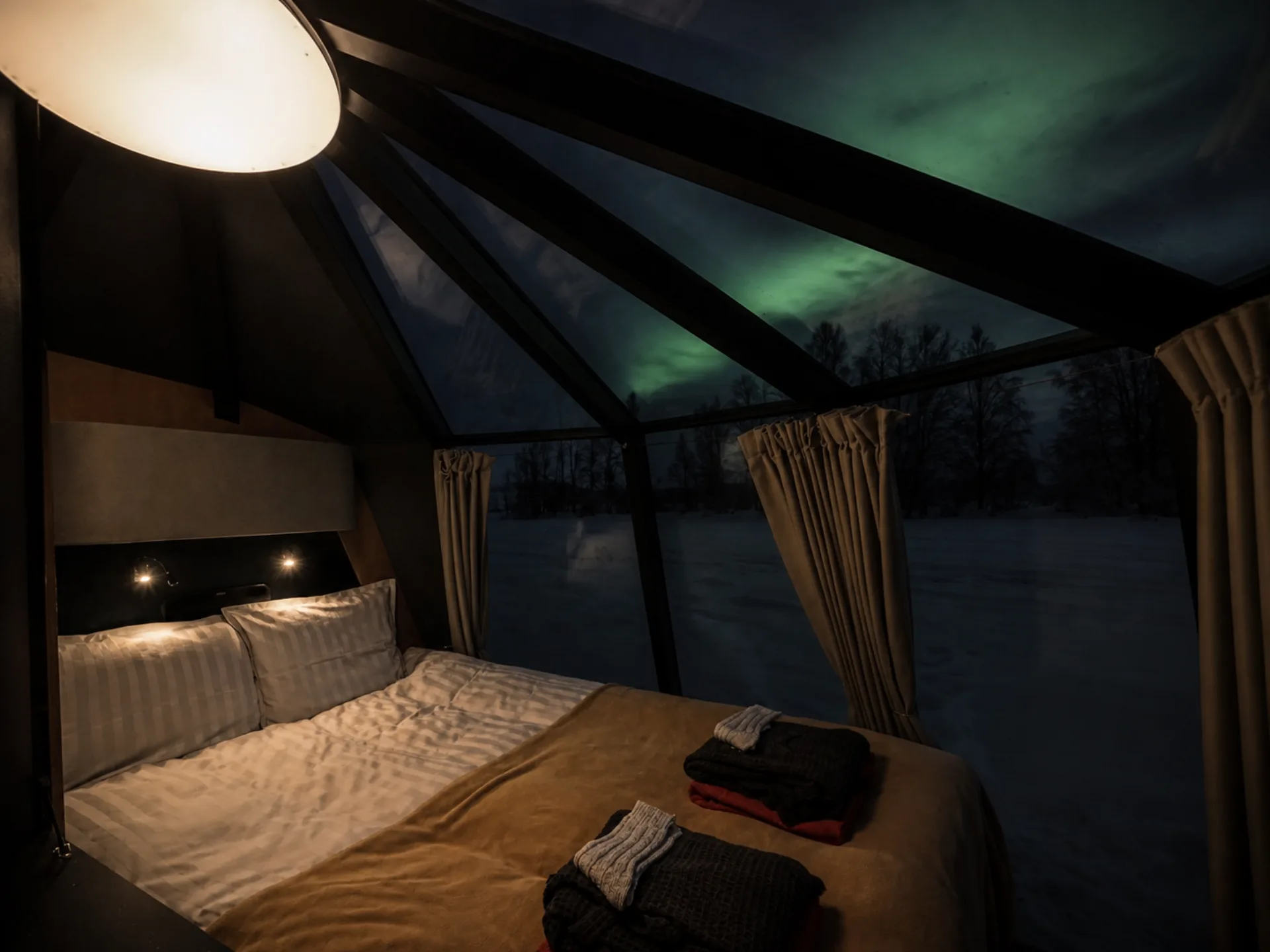 Visualisierung des Innenraums einer Aurora Hut unter Nordlichtern