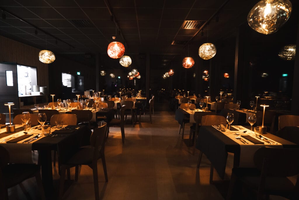 Comedor del Invisible Restaurant con vistas al bosque