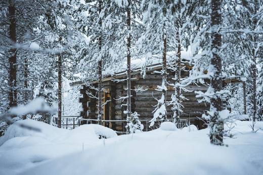 Blockhütte im tiefen Schnee