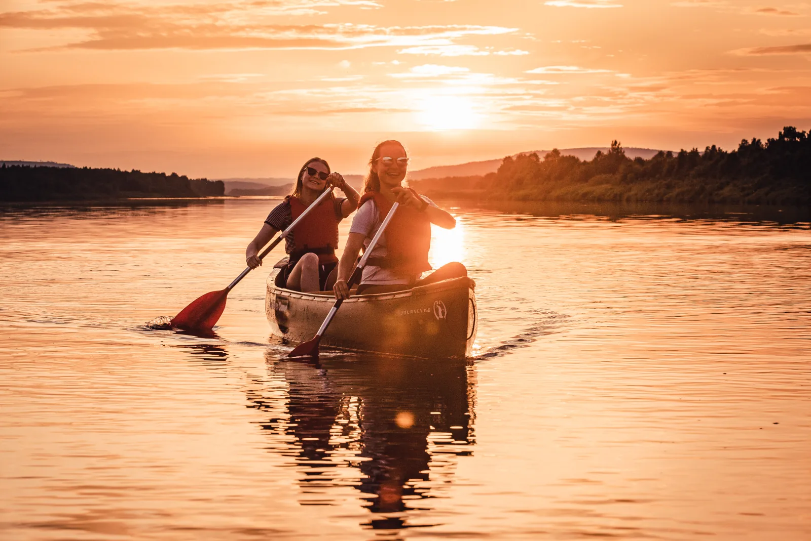 Excursion en paddle sur la rivière sous le soleil de minuit