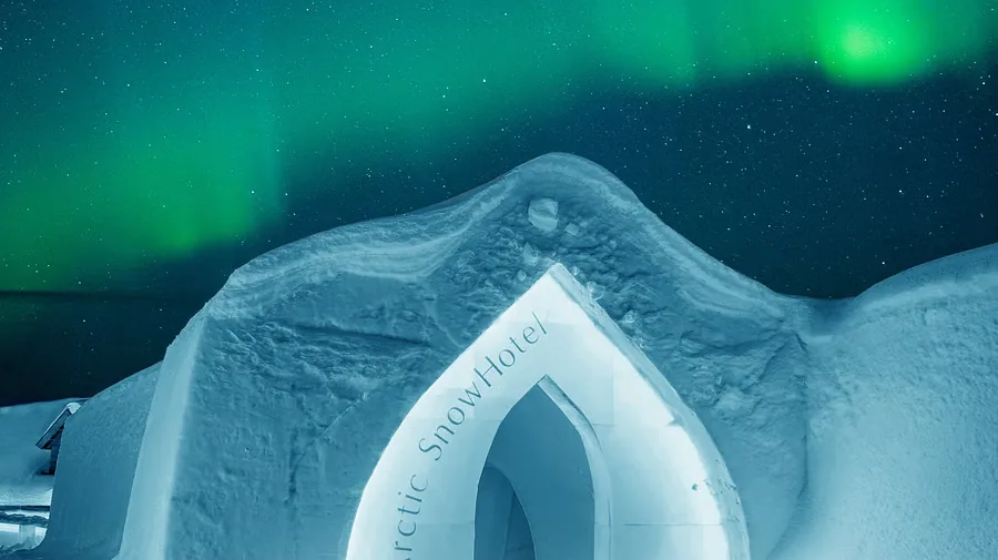 Entrée de l'Arctic SnowHotel sous de vives aurores boréales