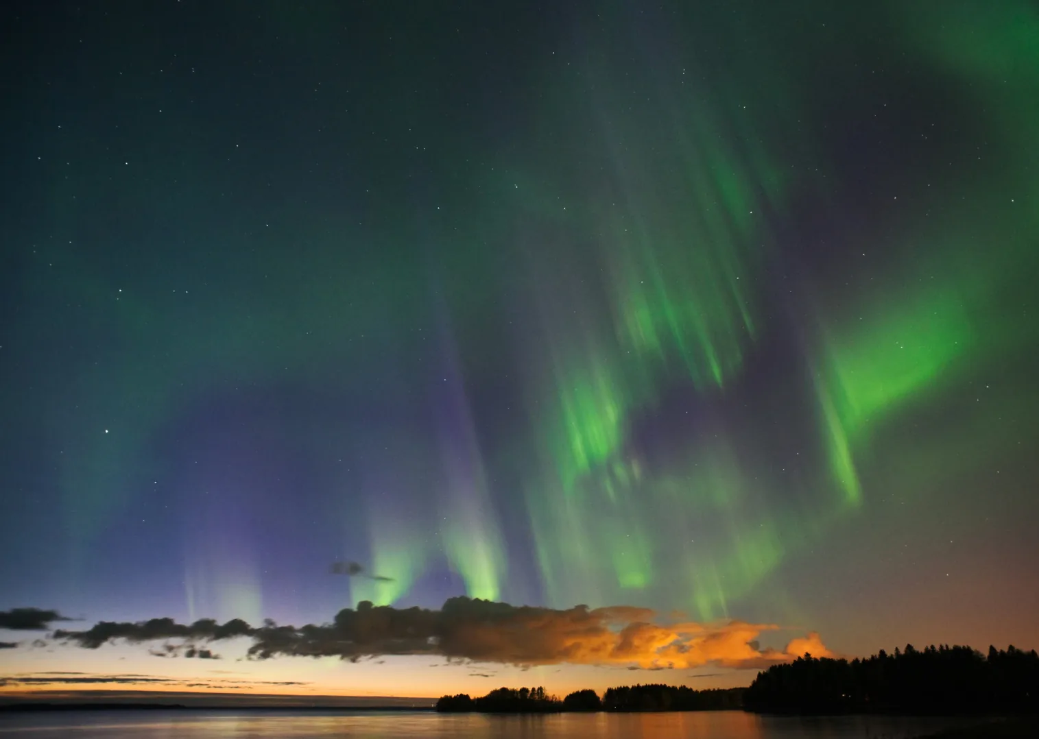 Aurores boréales au-dessus d'un lac au crépuscule
