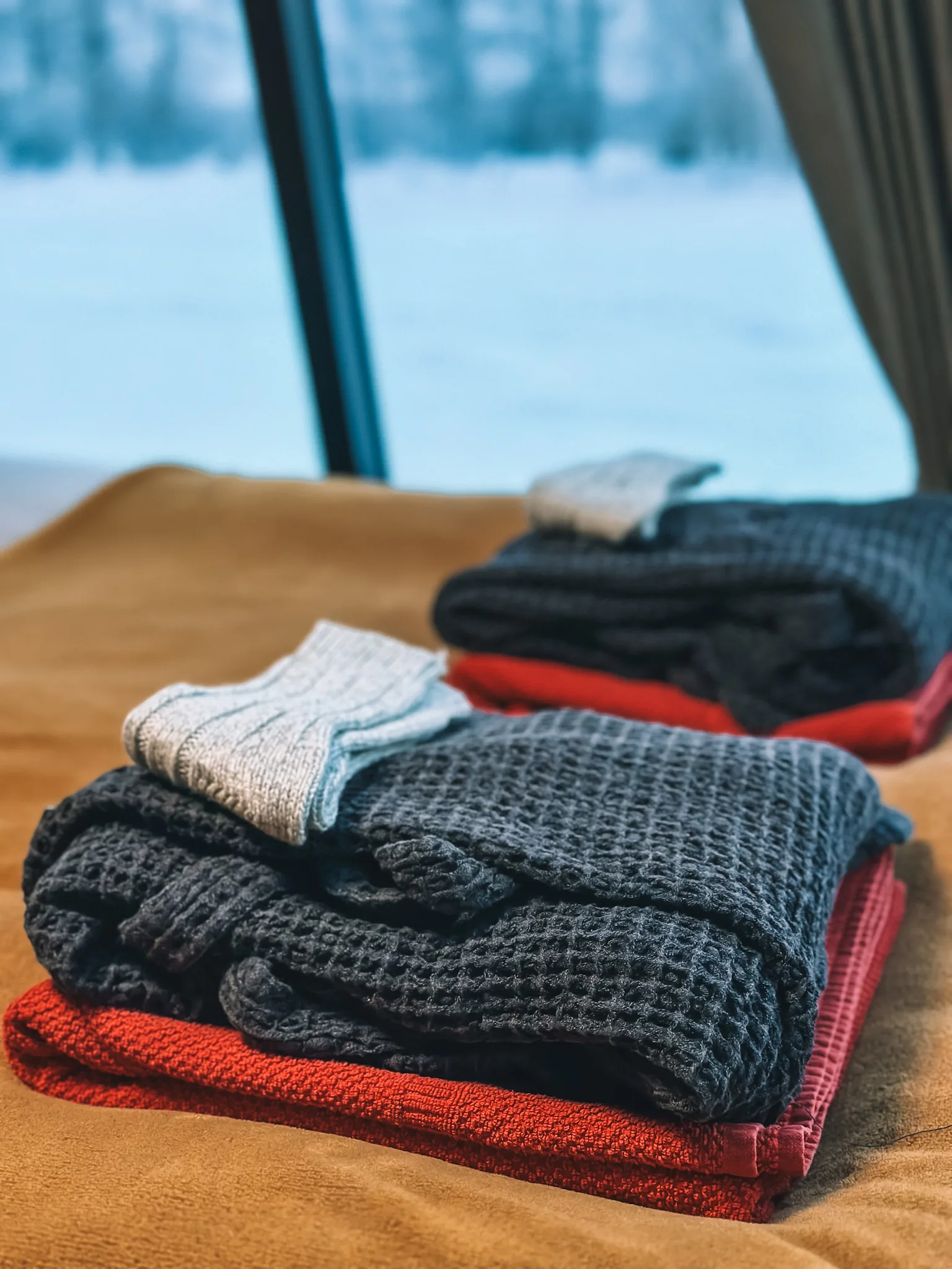 Handtücher und Bademäntel in einer Aurora Hut bereitgelegt