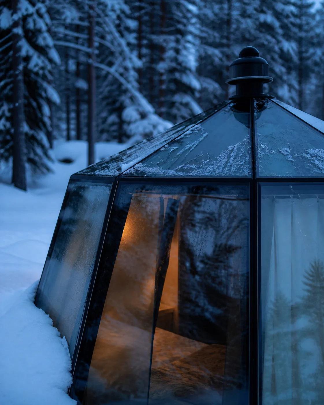 Visualisierung der Außenmaterialien einer Aurora Hut im verschneiten Wald