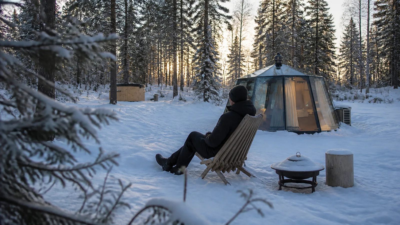 Visualisierung eines Gastes neben einer Aurora Hut im winterlichen Wald