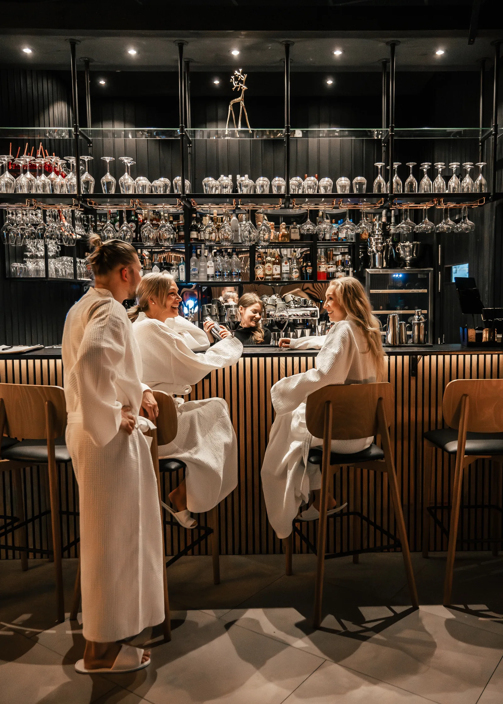 Hóspedes do spa de roupão branco reunidos no bar