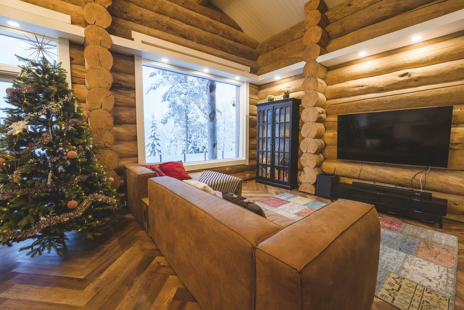Wohnbereich der Luxus-Blockvilla mit Weihnachtsbaum und Waldblick