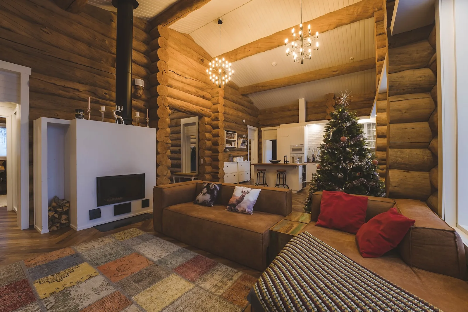 Wohnbereich der Luxus-Blockvilla mit Kamin und offener Küche