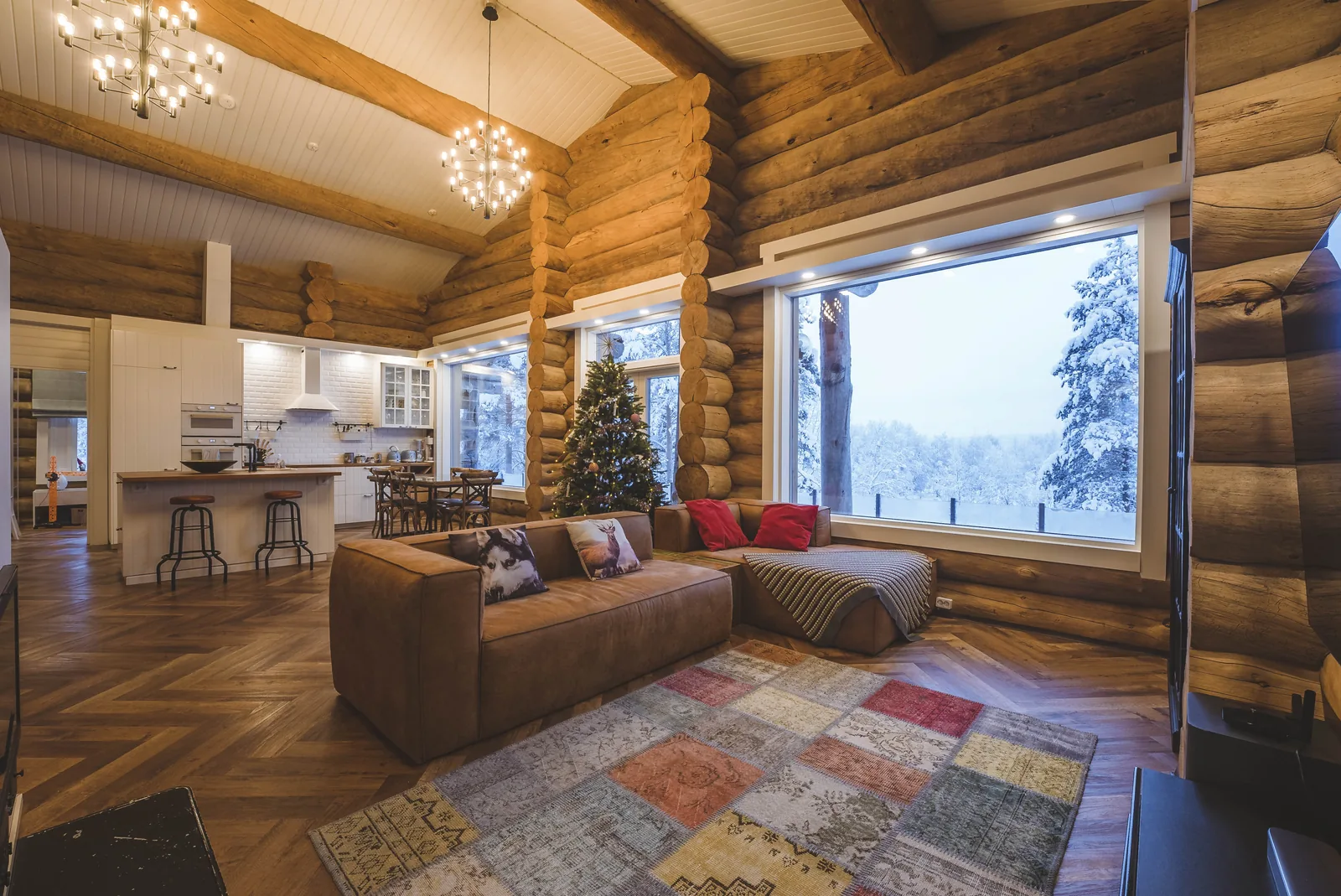 Offener Wohnbereich und Küche der Luxus-Blockvilla