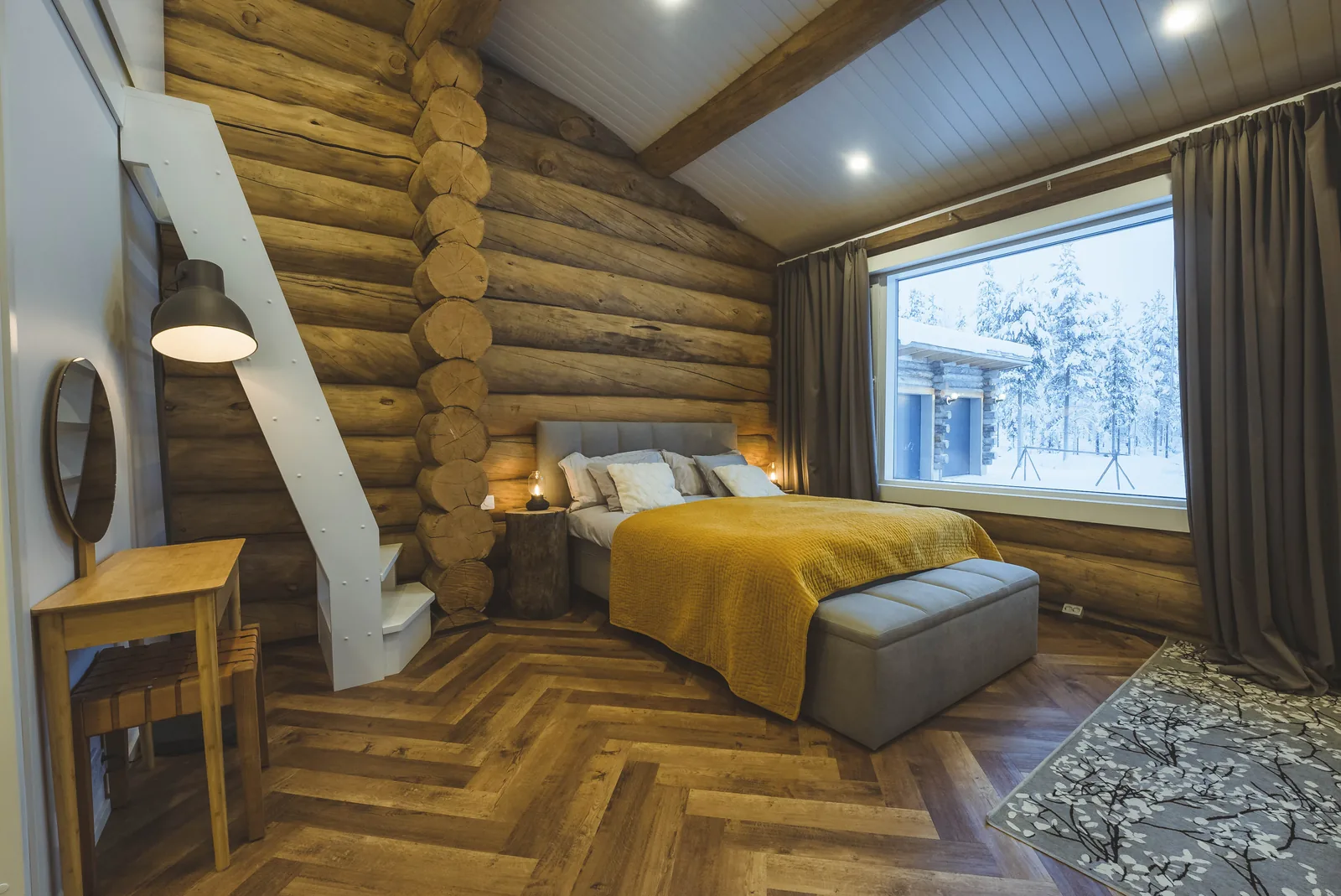 Schlafzimmer mit Blockwänden in der Luxus-Blockvilla