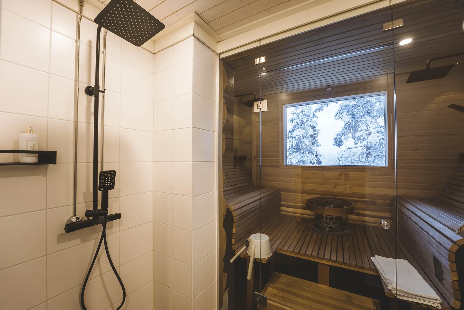 Dusche und Sauna in der Luxus-Blockvilla