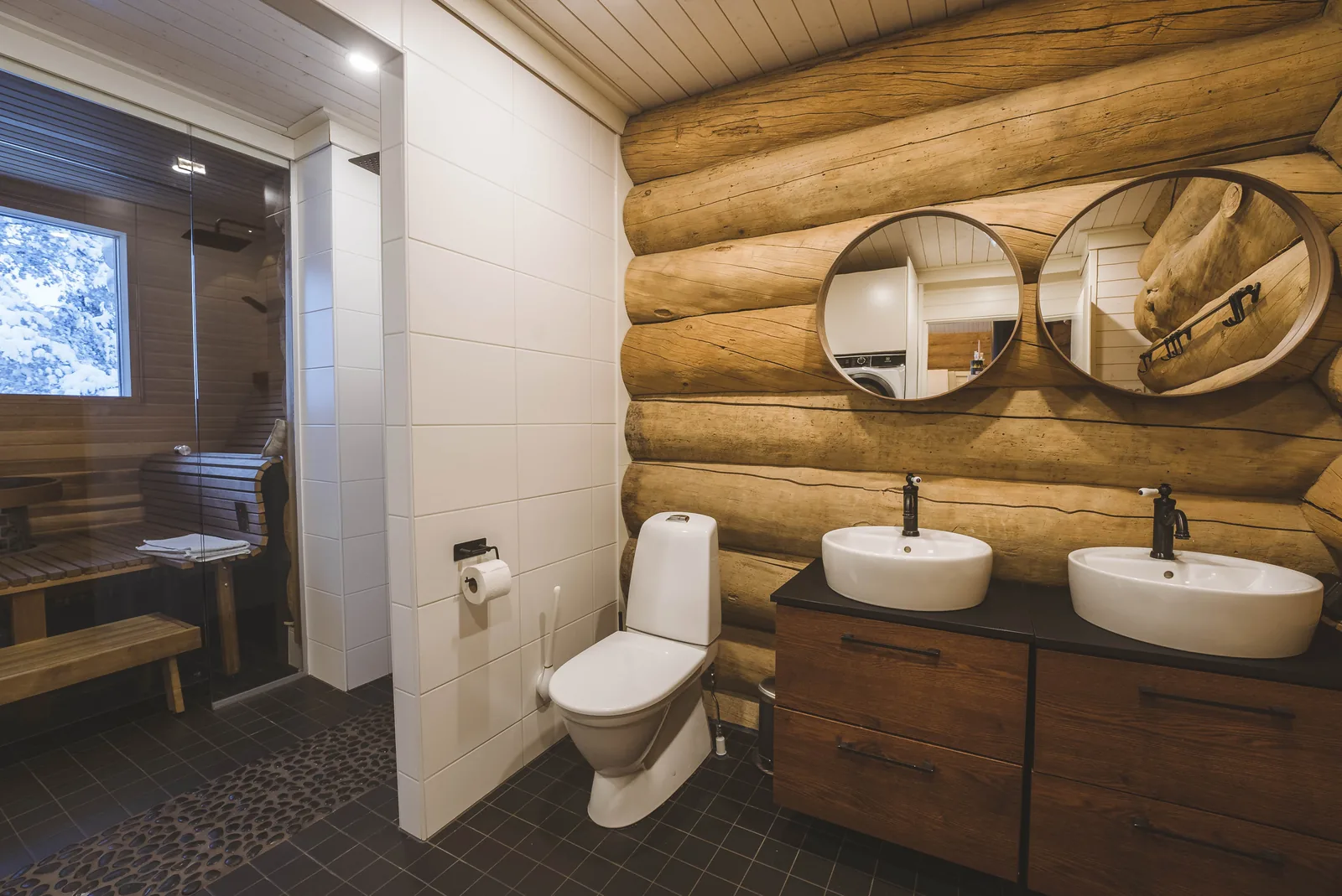 Bad der Luxus-Blockvilla mit zwei Waschbecken und ebenerdiger Dusche