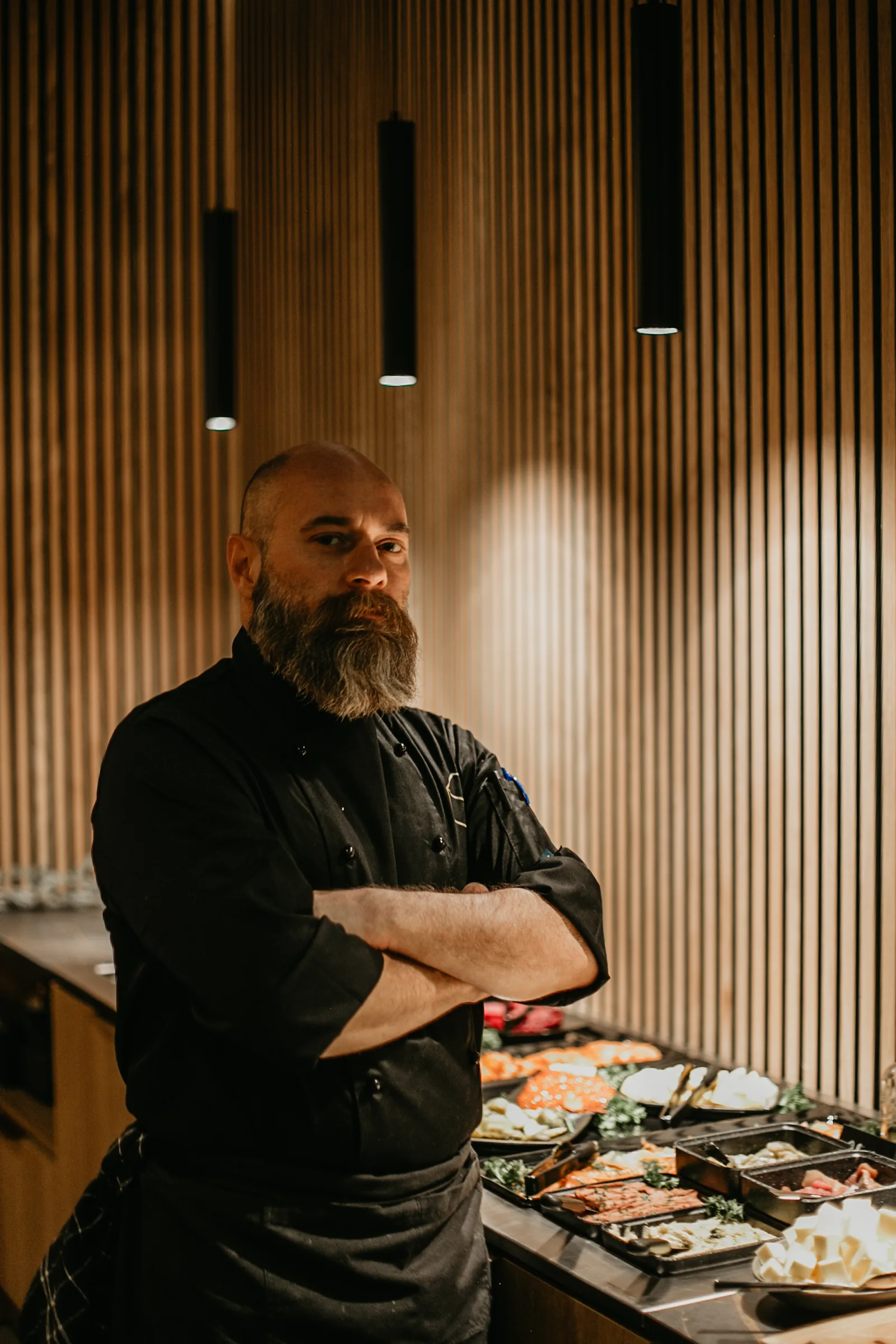 Küchenchef im Restaurant mit dunklem Holzinterieur
