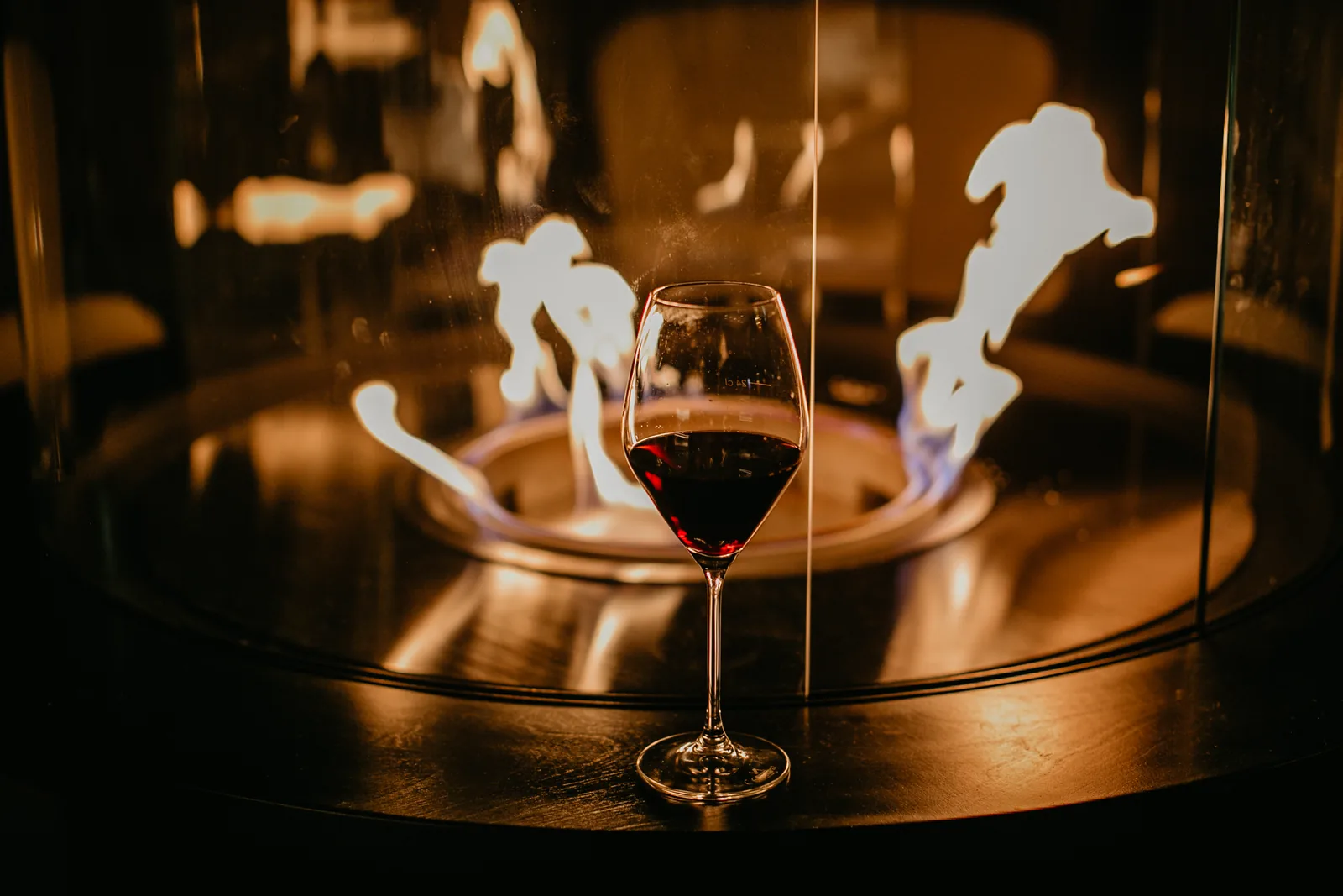 Rotwein vor der Feuerstelle des Restaurants